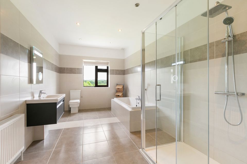 The vast bathroom at Tinnacouse